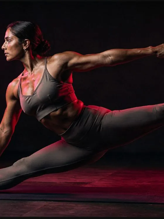 Mulher em pose de yoga, iluminação rosa cinematográfica